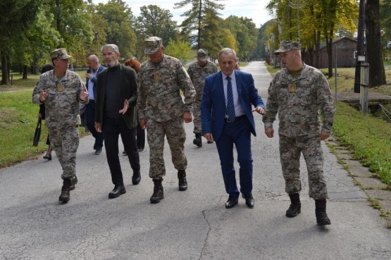 Parlamentarni vojni povjerenik BiH Boško Šiljegović i predsjedavajući Zajedničke komisije za odbranu i sigurnost BiH Jasmin Imamović posjetili 5. pješadijsku brigadu i jedinice OSBiH na lokaciji kasarne i aerodroma „Dubrave“ u Tuzli
